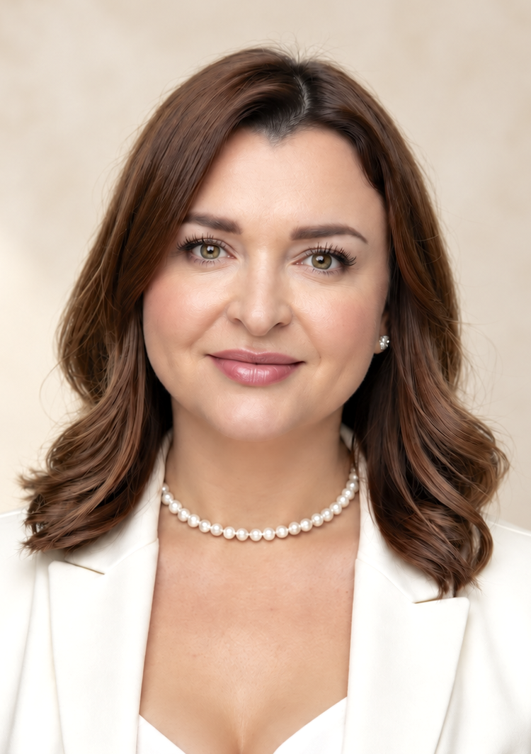 Portræt af Iana Sokol, permanent makeup artist hos ORA